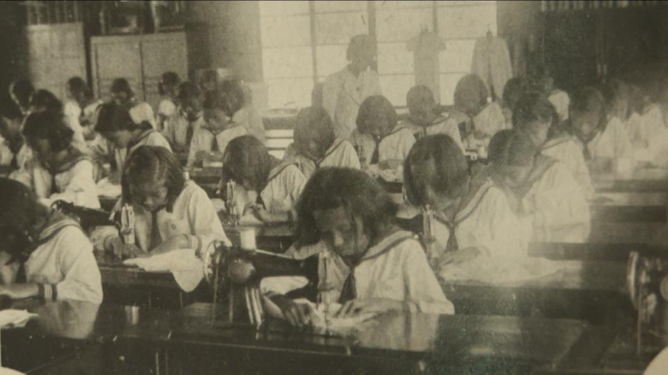 1920年代開始陸續成立女子家政學校，圖為彰化市家政女學校學生裁縫課。（圖五／圖片來源／陳鳳慶）