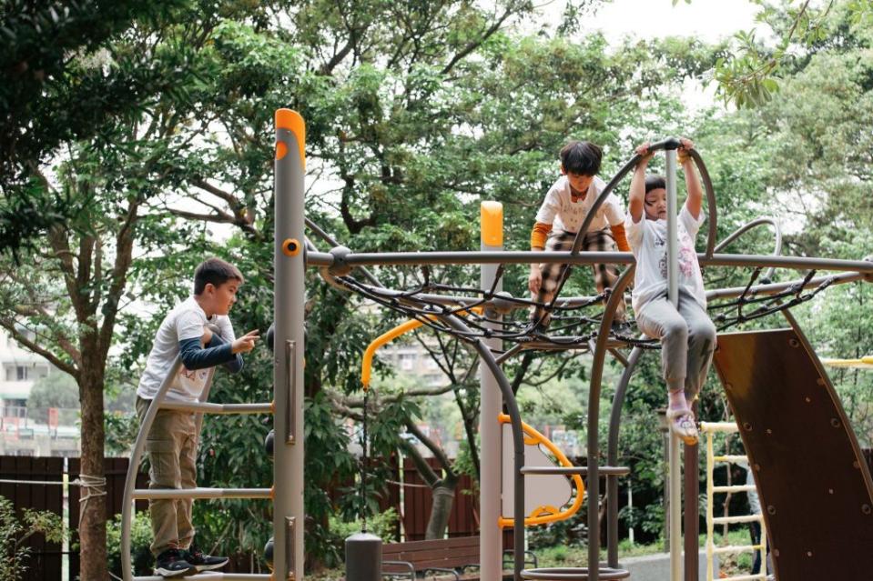 新竹縣六座小巧特色公園啟用，小朋友來開箱盡情放電、盡情攀爬享受童年。（記者彭新茹攝)