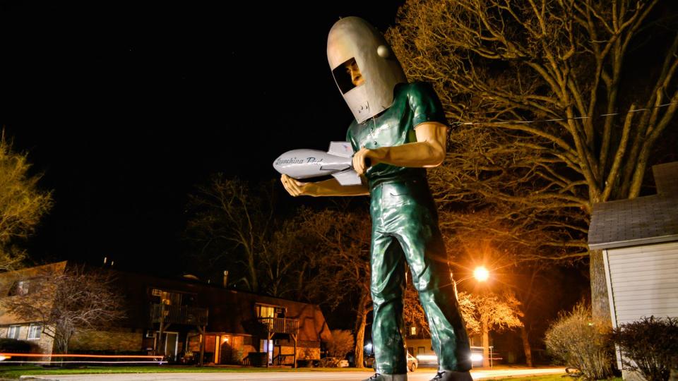 The gemini giant in Wilmington, Illinois at night