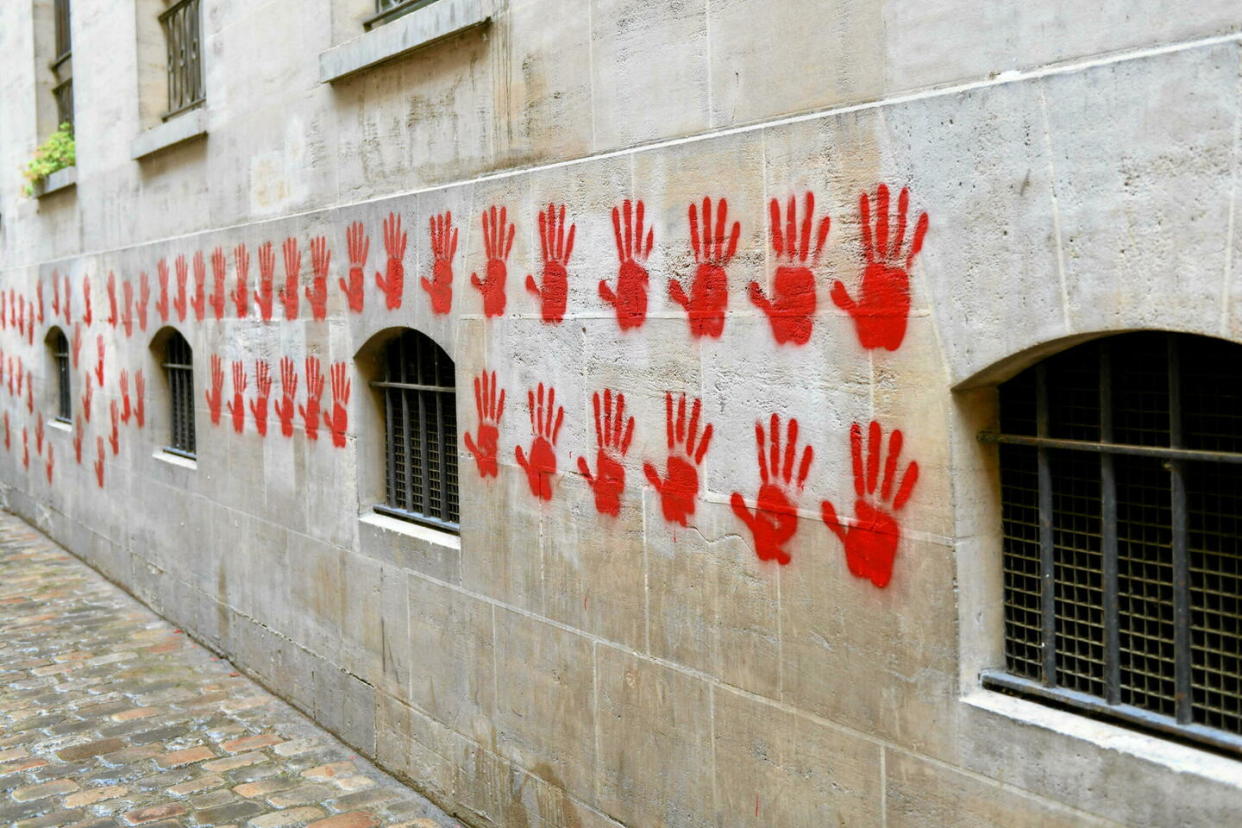 Le Mur des Justes couvert de graffitis de mains rouges devant le mémorial de la Shoah à Paris, le 14 mai 2024, après que le monument a été vandalisé pendant la nuit.  - Credit:Ait Adjedjou Karim/ABACA