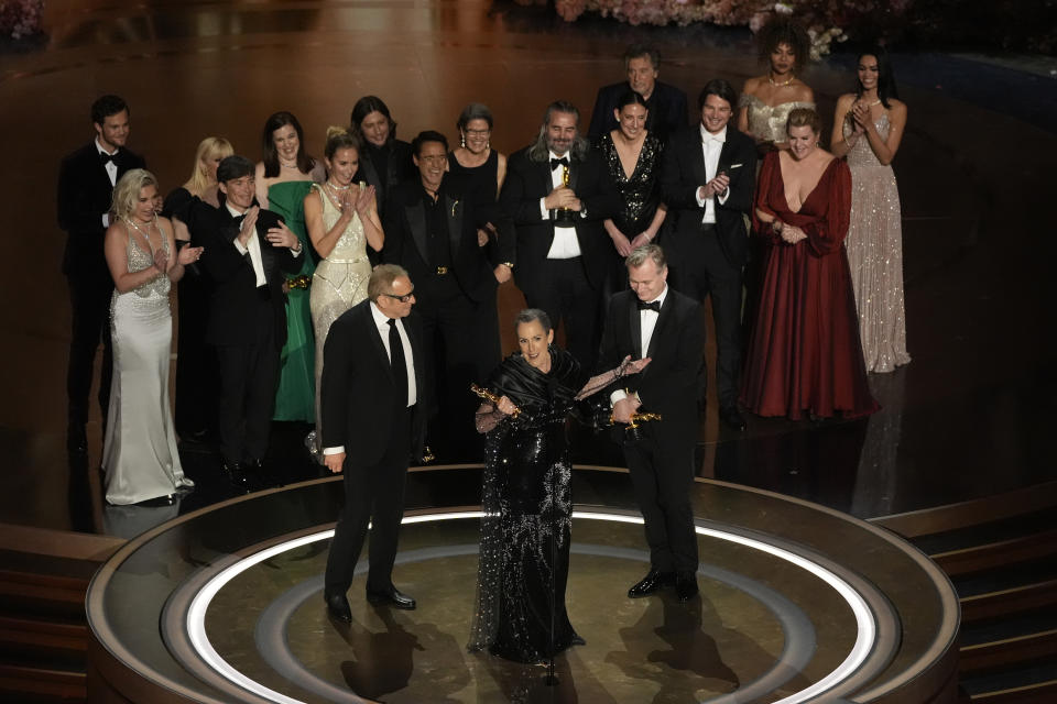 El elenco y el equipo de "Oppenheimer" reciben el premio a mejor película en los Oscar el domingo 10 de marzo de 2024, en el Teatro Dolby en Los Ángeles. (Foto AP/Chris Pizzello)