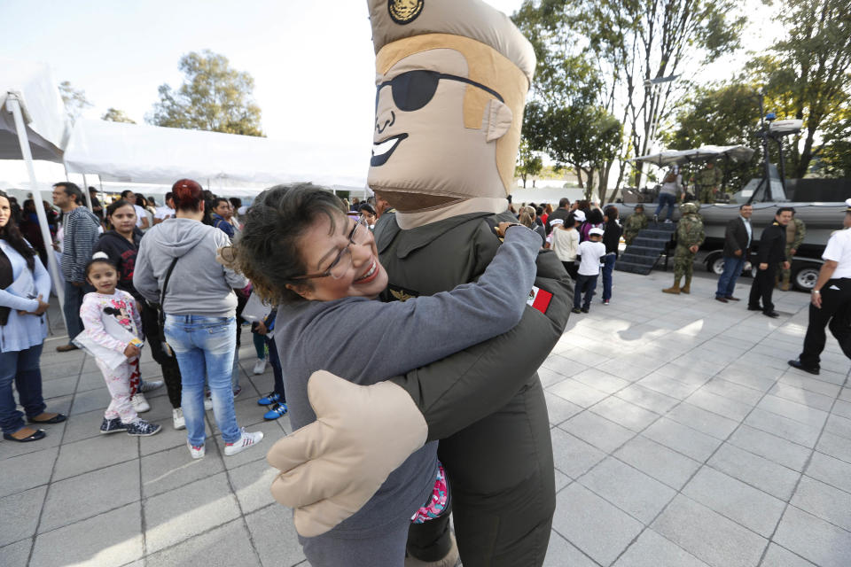 <p>CIUDAD DE MÉXICO Marine/Marina-Frida.- Público asistente en el Día de la Marina en las instalaciones de la Marina en la Ciudad de México, 14 de octubre de 2017. Foto: Agencia EL UNIVERSAL/Luis Cortés/MAVC </p>