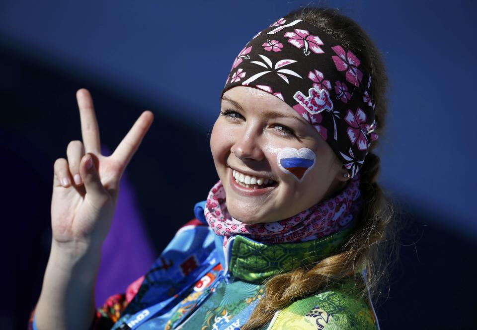 A fan of Russia flashes a victory sign before the start of the women's 10 km cross-country classic event at the Sochi 2014 Winter Olympic Games in Rosa Khutor February 13, 2014. REUTERS/Kai Pfaffenbach (RUSSIA - Tags: SPORT SKIING OLYMPICS)