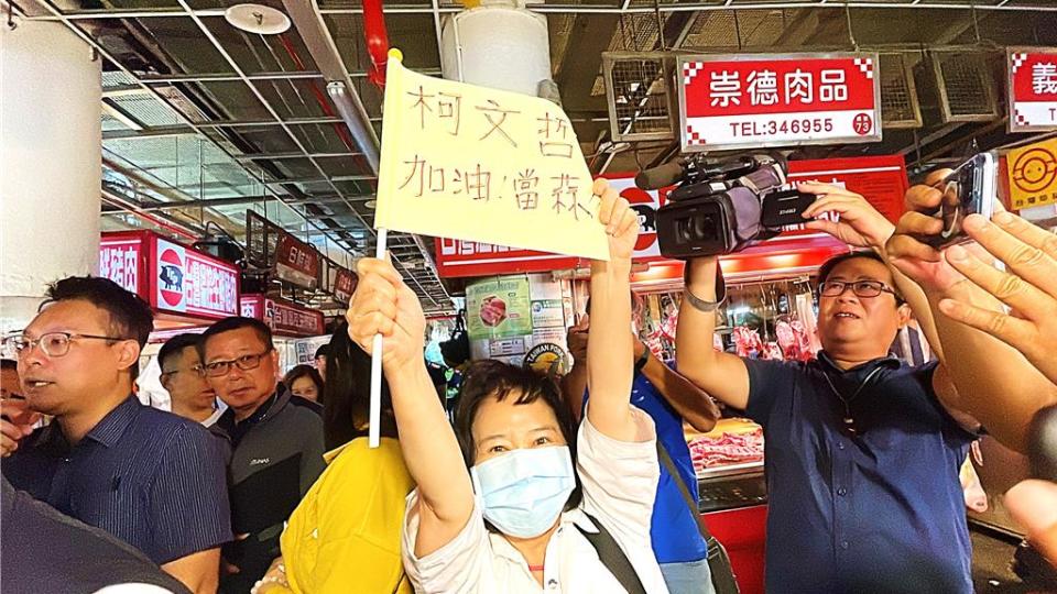 民眾黨總統參選人柯文哲今赴台東市中央市場徒步掃街拜票，死忠粉絲自製旗幟，寫著「柯文哲加油凍蒜」。（蕭嘉蕙攝）
