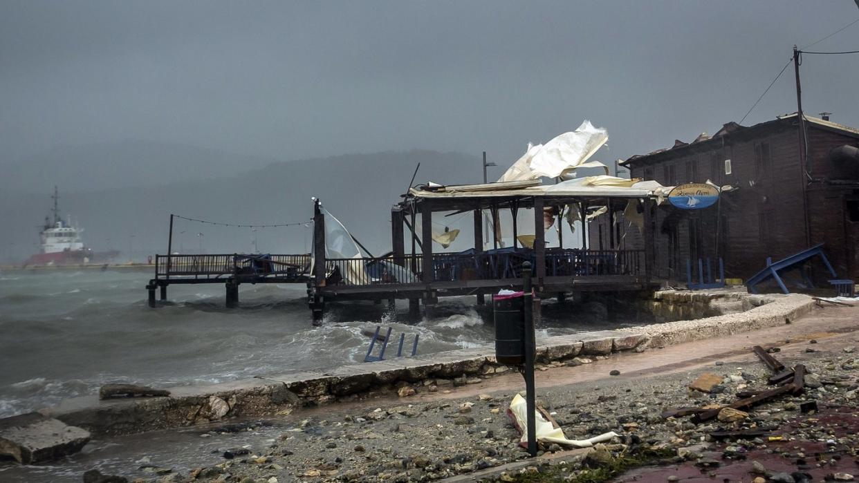 Wellen brechen im Hafen von Argostoli in einer Taverne ein.