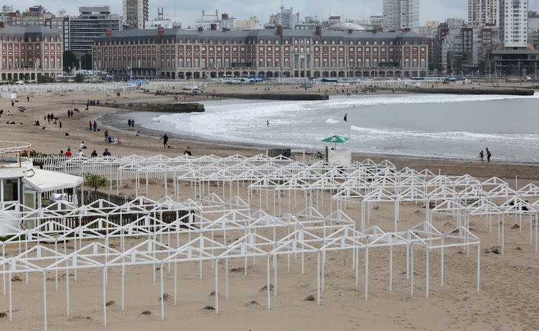 Preparativos fin de semana largo y festival marea del puerto.