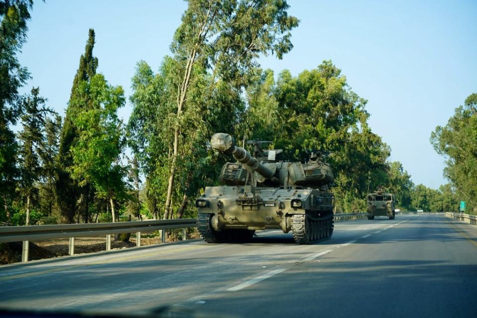 Ein israelischer Kampfpanzer auf dem Weg in Richtung der Grenze zum Gazastreifen am 8. Oktober 2023 in Sderot, Israel. - Copyright: Peter Wilke/POLITICO