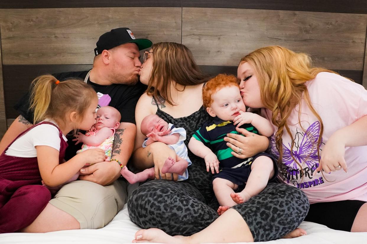 EXCLUSIVE: Honey Boo Boo (Alana Thompson), and her sister, Lauryn "Pumpkin" Efird, and her husband, Josh Efrid, and their children Ella, 4, Bently, 10 months, and their newborn twins. Photos by Dana Mixer. 18 Jun 2022 Pictured: Honey Boo Boo (Alana Thompson), and her sister, Lauryn "Pumpkin" Efird, and her husband, Josh Efird, and their children Ella, 4, Bently, 10 months, and their newborn twins. Photo credit: Dana Mixer / MEGA TheMegaAgency.com +1 888 505 6342