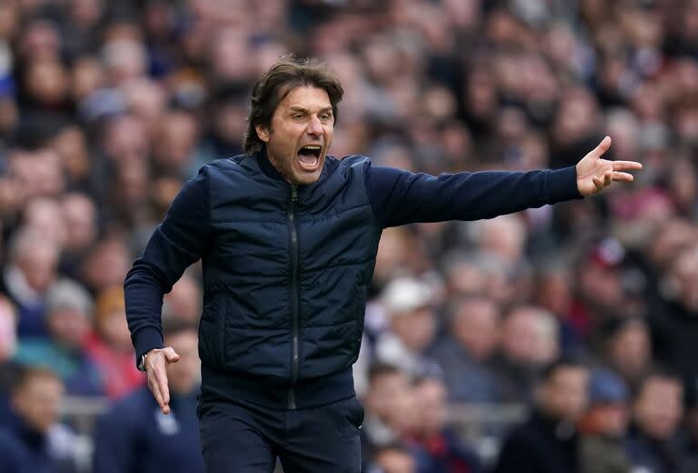 El italiano Antonio Conte, ex entrenador de Tottenham Hotspur, habría sido contactado por la directiva de Chelsea, a pesar de que el contrato de Pochettino se vencerá a mediados del año próximo.