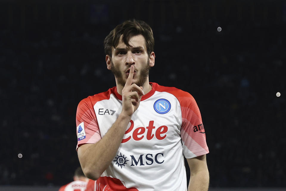 Khvicha Kvaratskhelia celebra tras anotar el primer gol del Napoli en el partido Cremonese en la Serie A italiana, el domingo 12 de febrero de 2023. (Alessandro Garofalo/LaPresse vía AP)