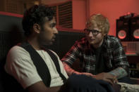 En esta imagen difundida por Universal Pictures, Himesh Patel, a la izquierda, y Ed Sheeran en una escena de "Yesterday", dirigida por Danny Boyle. (Jonathan Prime/Universal Pictures vía AP)