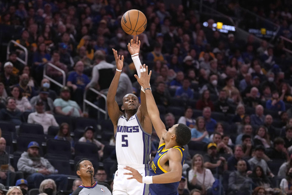 Sacramento Kings guard De'Aaron Fox (5) shoots over Golden State Warriors guard Jordan Poole, right, during the first half of an NBA basketball game on Sunday, Oct. 23, 2022, in San Francisco. (AP Photo/Tony Avelar)