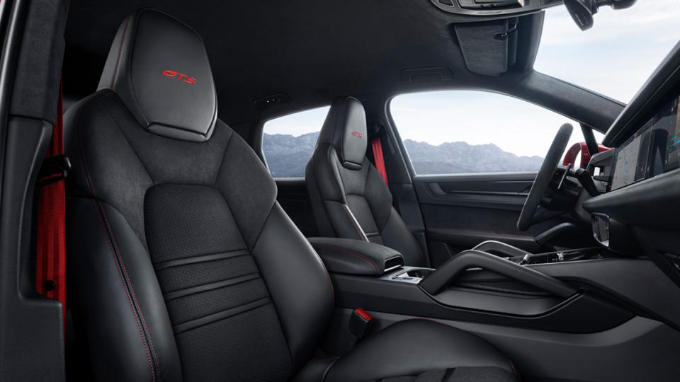 ▼保時捷全新Cayenne GTS Coupé 座椅兩側高度增加，為轉彎時提供更多側向包覆與支撐。（圖／ Porsche提供）