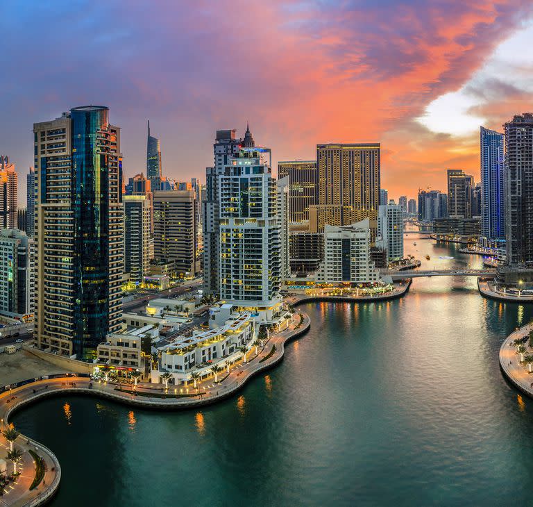 Vista panorámica del puerto deportivo de Dubai en los Emiratos Árabes Unidos al atardecer