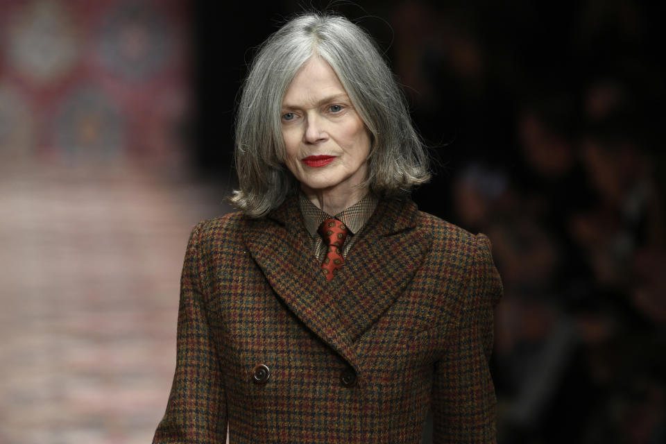 Jutta von Brunkau mit dem Final Look: ein eleganter Mantel aus handgewebtem Harris-Tweed. (Bild: Getty Images)