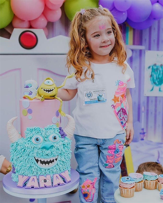 Yanay con su tarta de cumple 