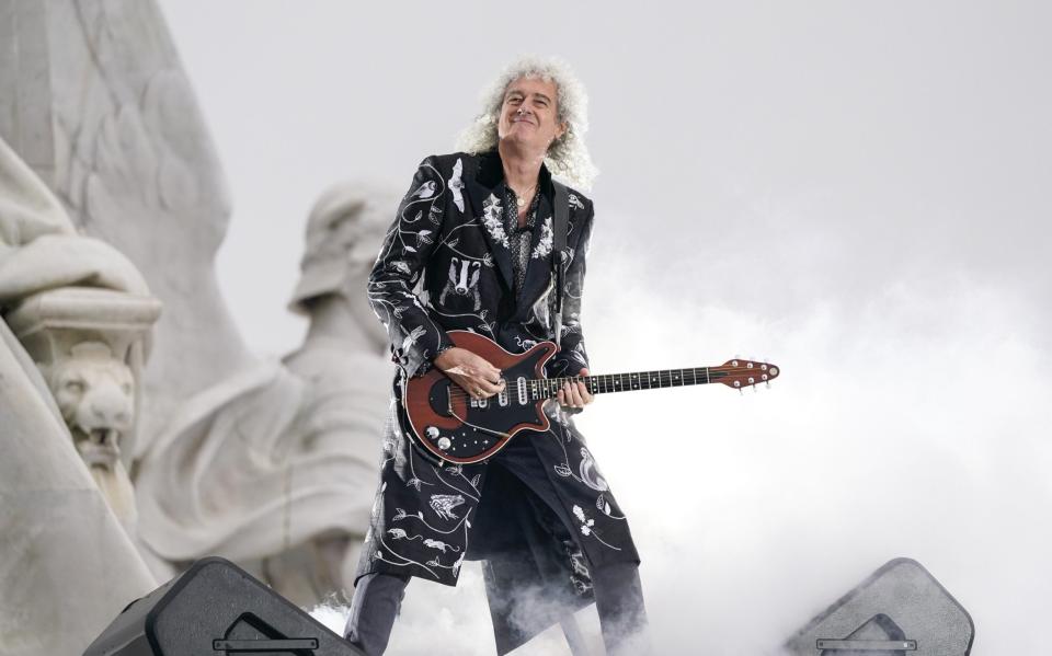 Queen's Brian May performs during the Platinum Party at the Palace at Buckingham Palace - Alberto Pezzali 