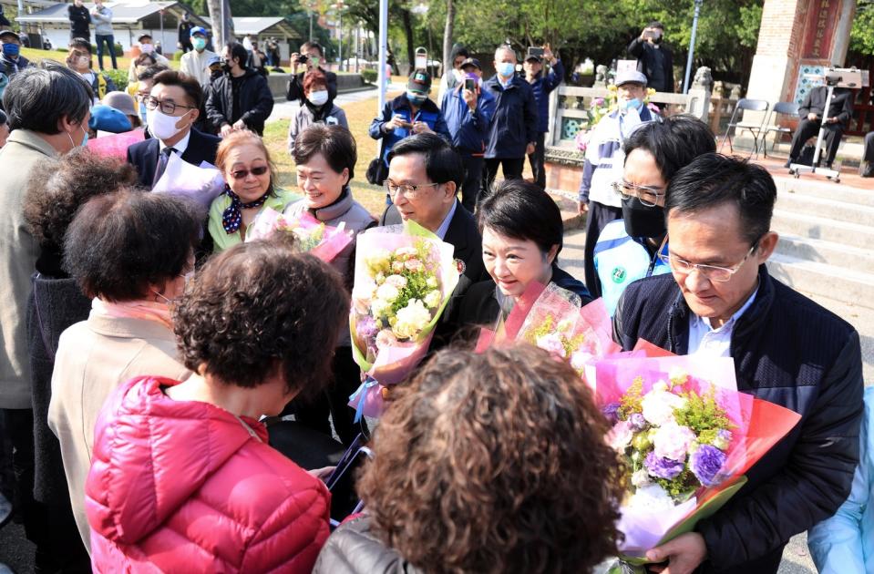 陳水扁、盧秀燕等人26日出席 228 活動，向受難者與家屬祝禱並獻花致敬。   圖：台中市政府/提供