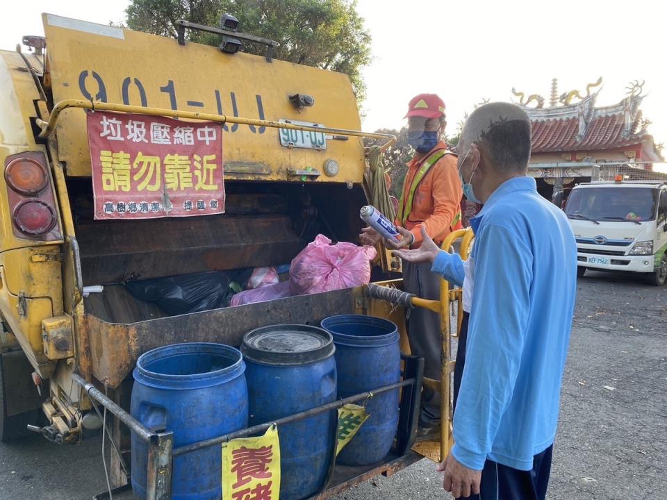 呼籲高壓容器不可丟入垃圾車。   圖：屏東縣府環保局／提供