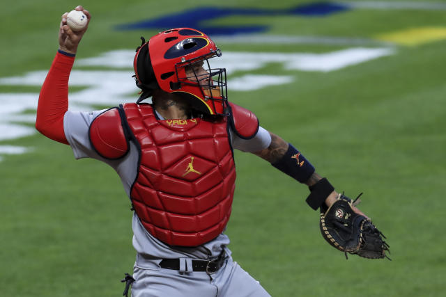 There are holes in Yadier Molina's conspiracy theory that MLB stopped his  NL-record 10th Gold Glove