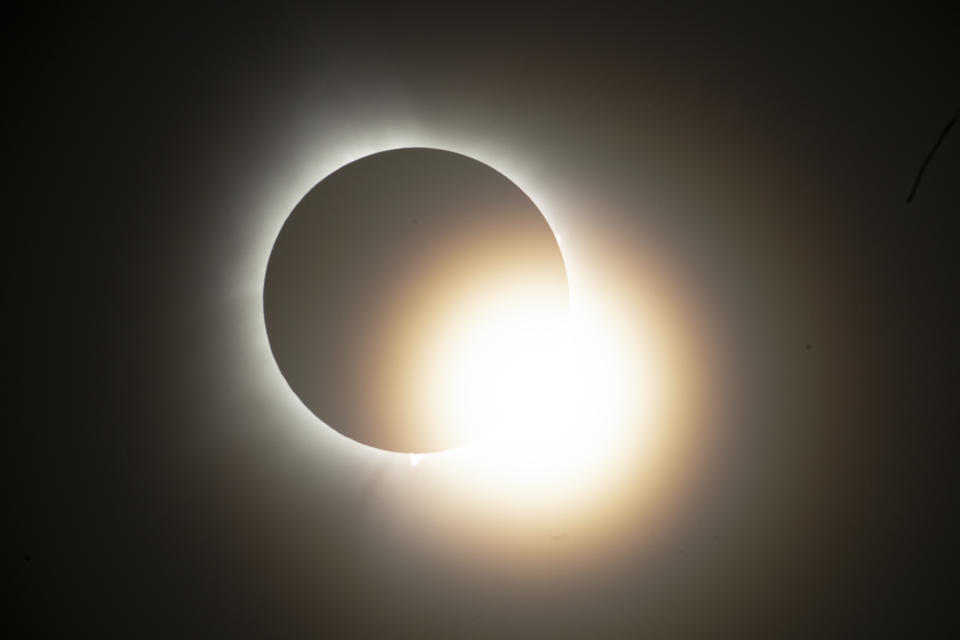 Die Sonnenfinsternis ist hier in dem Moment zu sehen, in dem sie die Totalität über dem Indianapolis Motor Speedway in Indianapolis, Indiana, USA erreicht (Foto von Chris Juhn/NurPhoto via Getty Images)