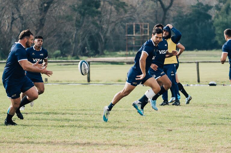 Un rever-pass de Moroni en un entrenamiento; esta vez el back surgido de CUBA no estará desde el comienzo, porque Contepomi utilizará el amistoso con Uruguay para examinar a otros rugbiers.