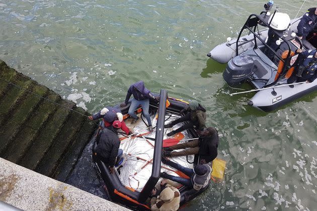 <p>Sept migrants embarqués sans gilets de sauvetage sur un radeau de survie ont été remorqués jusqu’au port de Calais par les policiers de la CRS 15.</p>