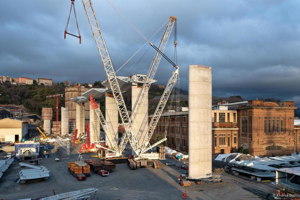 Construction workers rebuilt the bridge (Rina)