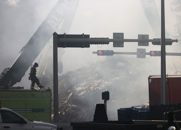 Fuego, humo y lluvias, las complicaciones para las tareas de rescate de este sábado