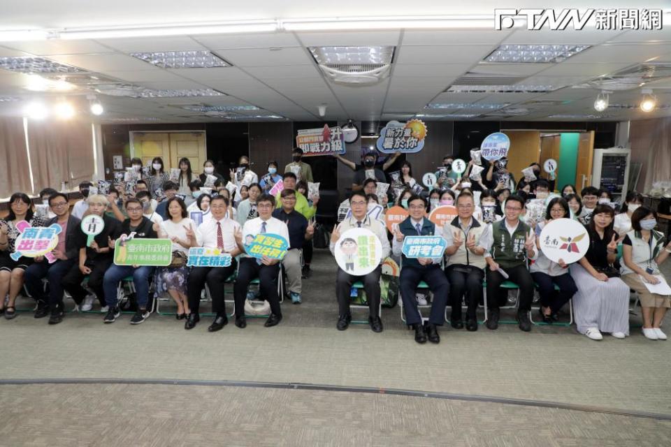 台南市長黃偉哲與迎青日實習生合照