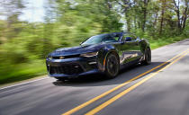 <p><strong>Chevrolet Camaro</strong><br><strong>Preis wie getestet:</strong> 39.802€<br><strong>Highlights</strong>: Gute Bedienung, präzise manuelle Schaltung, leicht bedienbares Infotainment-System.<br><strong>Mängel</strong>: Schlechte Sicht, wenig Platz auf der Rückbank, kleinere Getriebeprobleme, die verbaute Elektronik und das Antriebs-System sind nicht sehr zuverlässig.<br>(Car and Driver) </p>