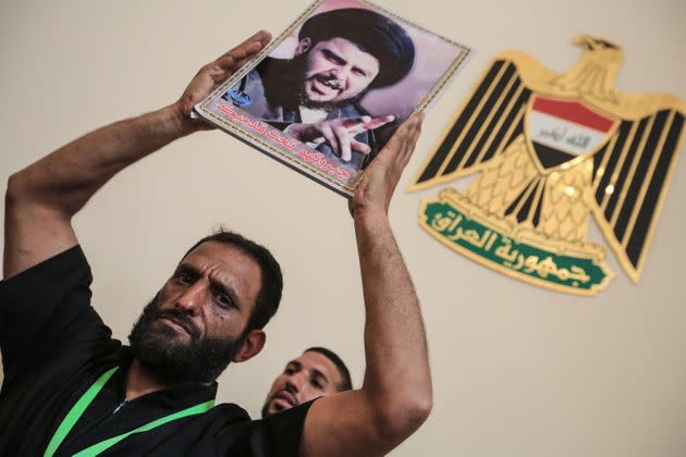 Manifestante muestra una foto de Muqtada Al-Sadr. (Photo: picture alliance via Getty Images)