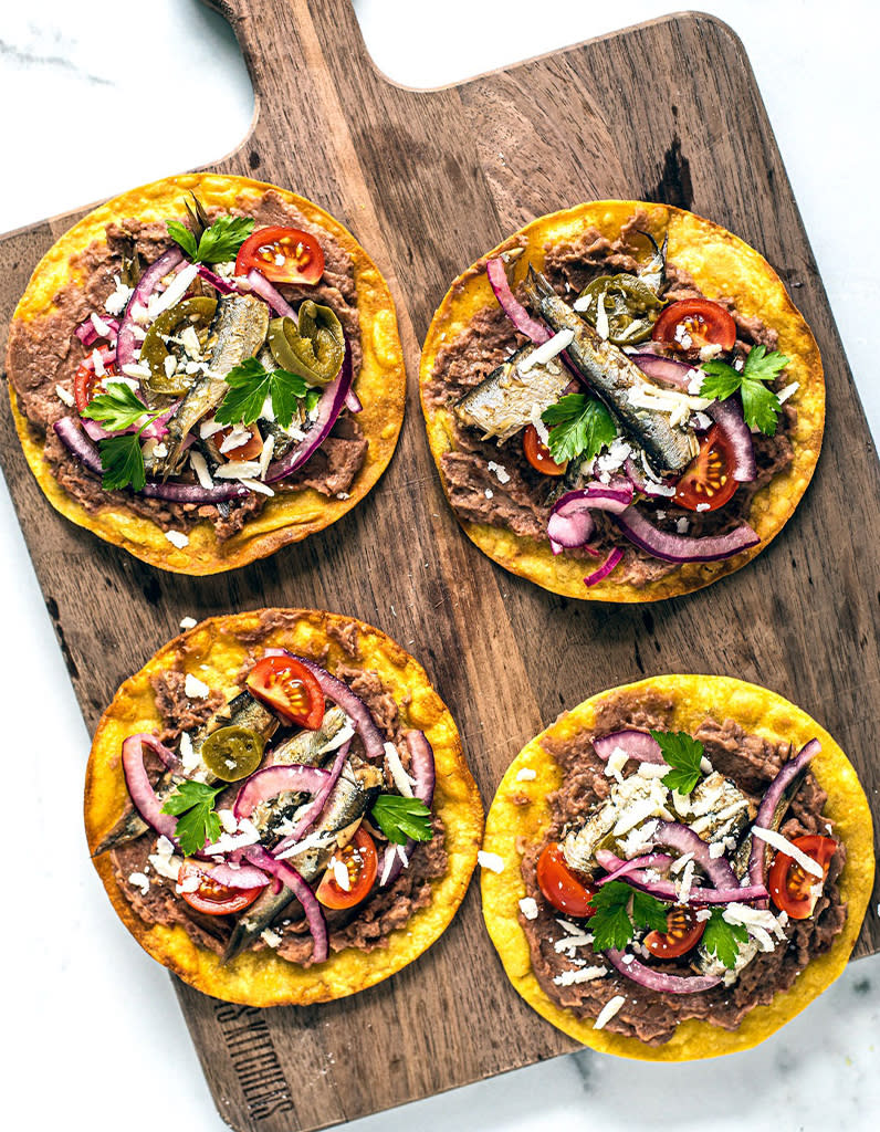 <p>Comment résister à ces adorables tacos miniatures aux sardines et leur sauce aux haricots frits ? </p><p>Découvrir la recette <a href="https://www.killingthyme.net/2020/04/30/spicy-tostadas-with-king-oscar-sardines/" rel="nofollow noopener" target="_blank" data-ylk="slk:ici;elm:context_link;itc:0;sec:content-canvas" class="link ">ici</a></p><br>