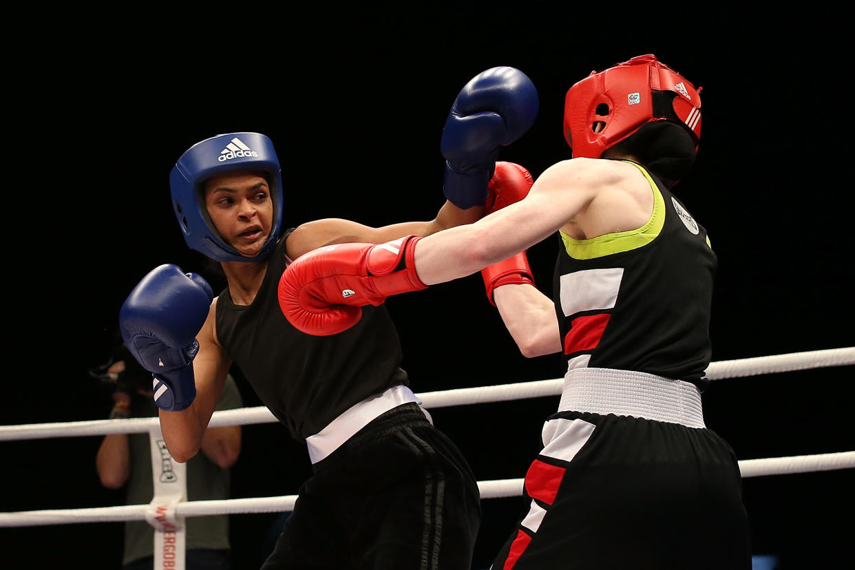 La boxeadora Ramla Ali dando un puñetazo a una rival.