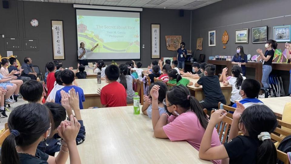 中華醫大為偏區國中小學子舉辦「在地永續英語營」。（記者黃文記攝）