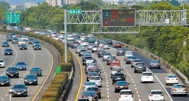 清明連假將至，高速公路將湧入大量車潮，為分散連假尖峰車流、抑制短途旅次，本周六、日國道將採單一費率再7折。（本報資料照片）