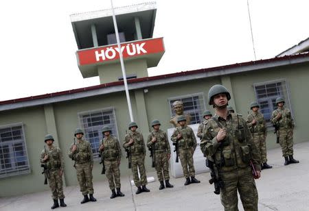 Turkish soldiers stand at attention at Hoyuk military post on the border between Turkey and Syria near the southeastern city of Kilis, Turkey, March 2, 2017. REUTERS/Murad Sezer