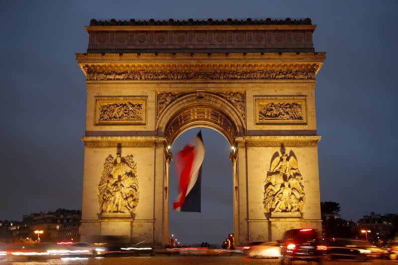 Foto del martes del Arco del Triunfo en París tras una breve evacuación de la zona por una alerta de bomba