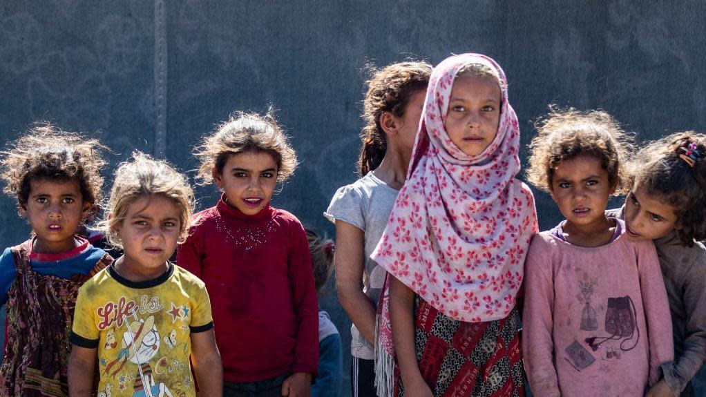 Niñas desplazadas del conflicto en Siria en el campamento al-Yunani, en la provincia de Raqa