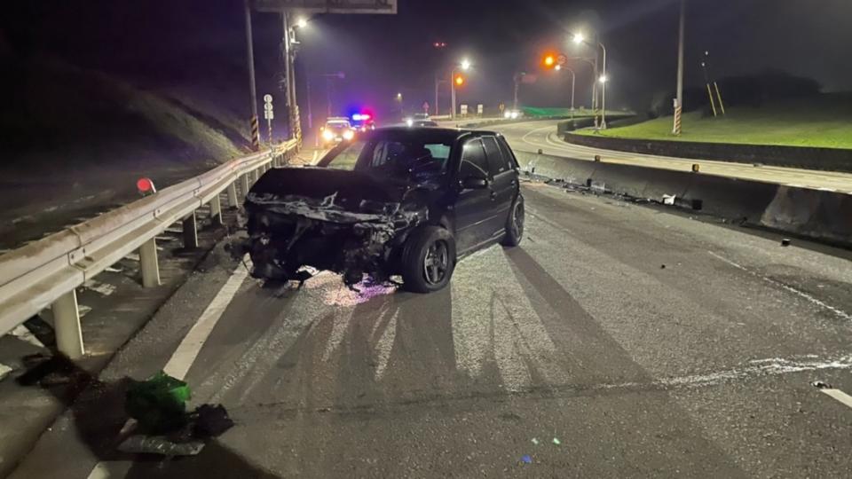 羅姓男子過彎失控　整輛車衝撞分隔島　（圖／警方提供）