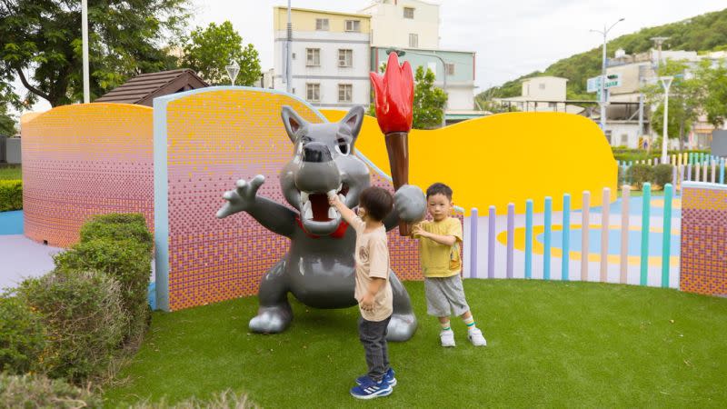 ▲兒童公園迷宮廣場以大野狼作為入口意象，帶領孩子們走進童話世界裡。（圖／高市府觀光局提供）