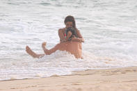 <p>Lucy Alves e Romulo Estrela foram clicados gravando cenas quentes da novela 'Travessia' em praia do Rio (Foto: Agnews)</p> 