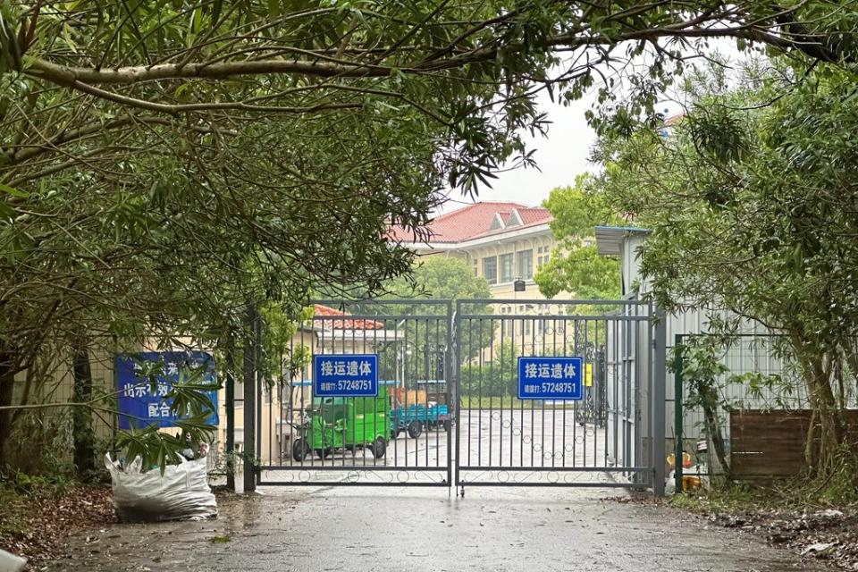 中國著名病毒學家張永振主管的P3實驗室突然被要求搬遷並阻止他和研究團隊進入。美聯社