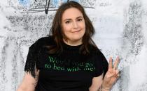 Bei Instagram teilte Schauspielerin und Autorin Lena Dunham ihre "Covid Geschichte": Drei Wochen lang habe sie starke Symptome gehabt, darunter hohes Fieber, harten Husten, heftige Kopfschmerzen, Atembeschwerden und "erdrückende Müdigkeit". Sie habe sowohl ihren Geschmacks- wie ihren Geruchssinn verloren. Auch ihr geht es inzwischen wieder besser. (Bild: Gareth Cattermole/Getty Images)