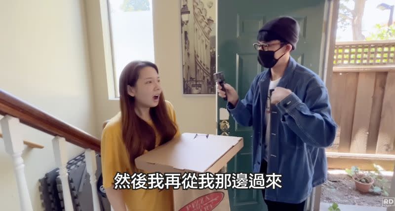 ▲阿滴假扮成外送員敲門突擊，滴妹滿滿的震驚「你怎麼在這裡」。（圖/阿滴英文YT頻道）