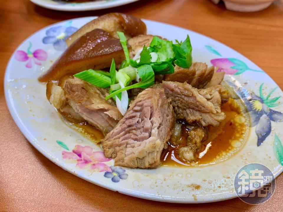 「蹄膀肉」的瘦肉入味鹹香，帶油花的部分富有嚼感。（60元／小份）