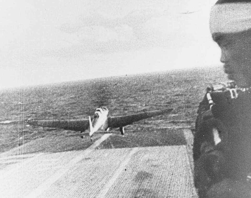 El bombardero Tipo 97 Kate despega de un portaaviones de la marina japonesa