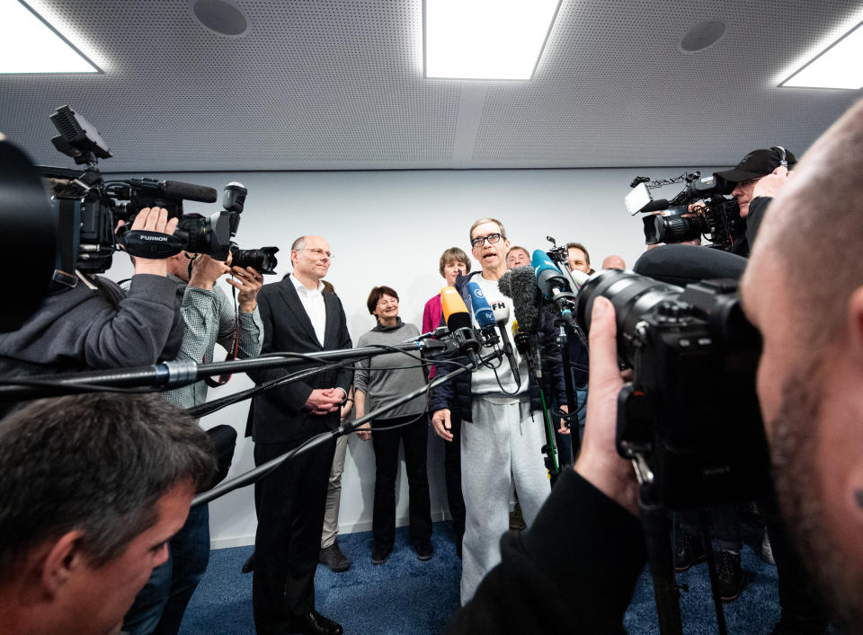 Jens Söring spricht während einer Pressekonferenz am Flughafen zu Journalisten (Bild: Andreas Arnold/dpa)