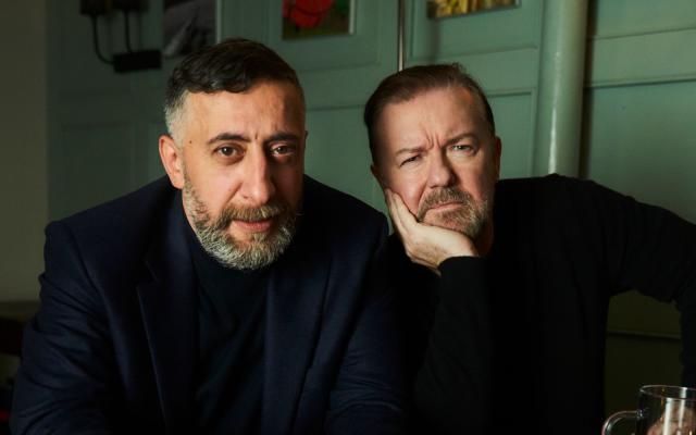Kida Khodr Ramadan (links) macht gemeinsame Sache mit Ricky Gervais. (Bild: 2022 Turner Broadcasting System Europe Limited - a WarnerMedia Company / W&amp;B Television / Julian Baumann)