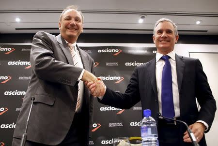 Brookfield Infrastructure Chief Executive Sam Pollock (R) shakes hands with Asciano Ltd Chief Executive Officer (CEO) John Mullen after a media conference in Sydney, Australia, August 18, 2015. REUTERS/David Gray